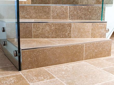 Gradini delle scale con Piastrelle di Travertino Noce e vetro