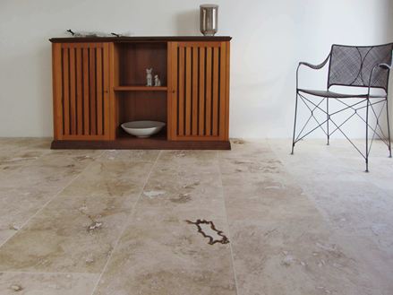 Foto cliente: Piastrelle in travertino Onyx, con cassettiera e sedia