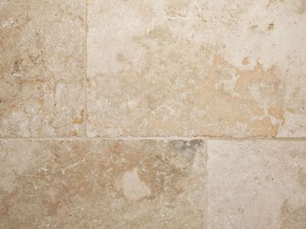 Vista frontale delle piastrelle in travertino Rustic