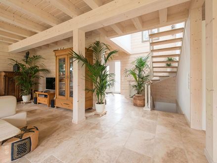 Piastrelle rustiche in travertino nella zona d'ingresso e nel soggiorno