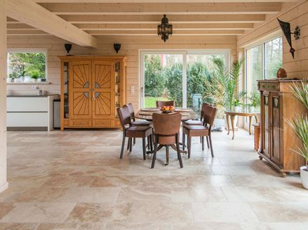 Piastrelle rustiche in travertino nella zona pranzo