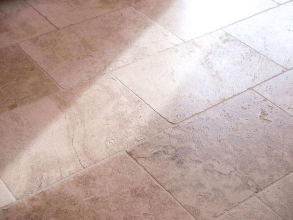 Piastrelle rustiche in travertino, vista laterale con luce e ombra