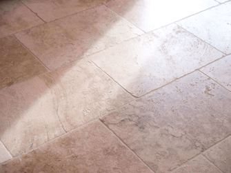 Piastrelle rustiche in travertino, vista laterale con luce e ombra