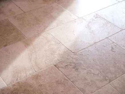 Piastrelle rustiche in travertino, vista laterale con luce e ombra