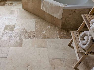 Travertino_rustico_bagno_vicino_alla_galleria 1