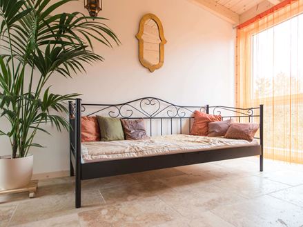 Camera da letto con letto, pianta e pavimento in travertino Rustic