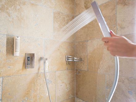 Doccia con piastrelle di travertino Rustic a parete