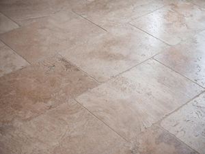 La superficie del Travertin Rustic è morbida e vellutata. Piastrelle in travertino posate nei toni del beige medio-scuro
