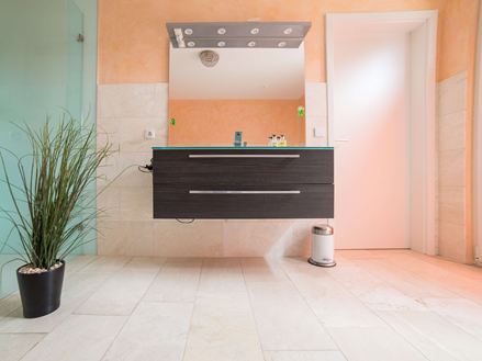 Bagno con piastrelle in travertino Vanilla Rustica