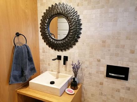 Bagno con mosaico di travertino