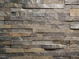 Vista frontale del rivestimento installato in quarzite Deoli Green