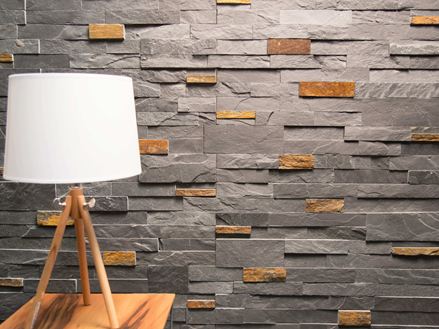 Lampada davanti alla parete rivolta verso l'ardesia Peacock Black