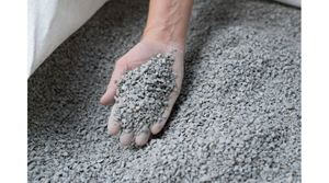 La mano prende i trucioli da un grande sacco