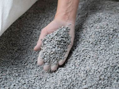  La mano prende i trucioli da un grande sacco