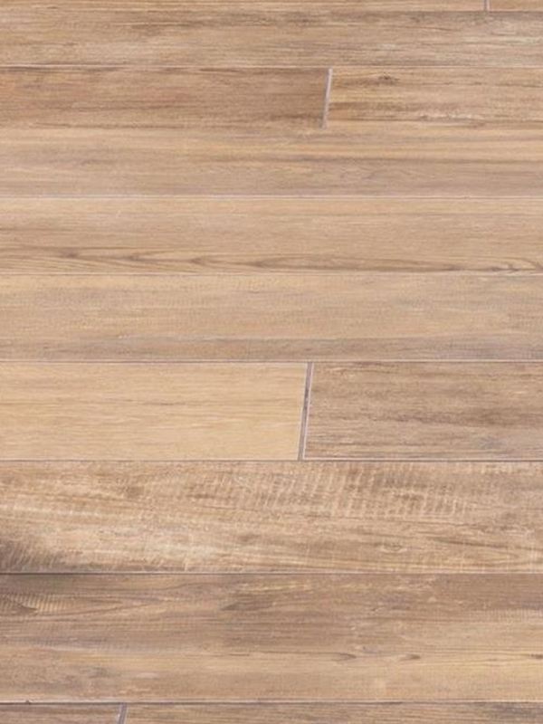 Il bambino si sdraia sul pavimento con piastrelle effetto legno e legge