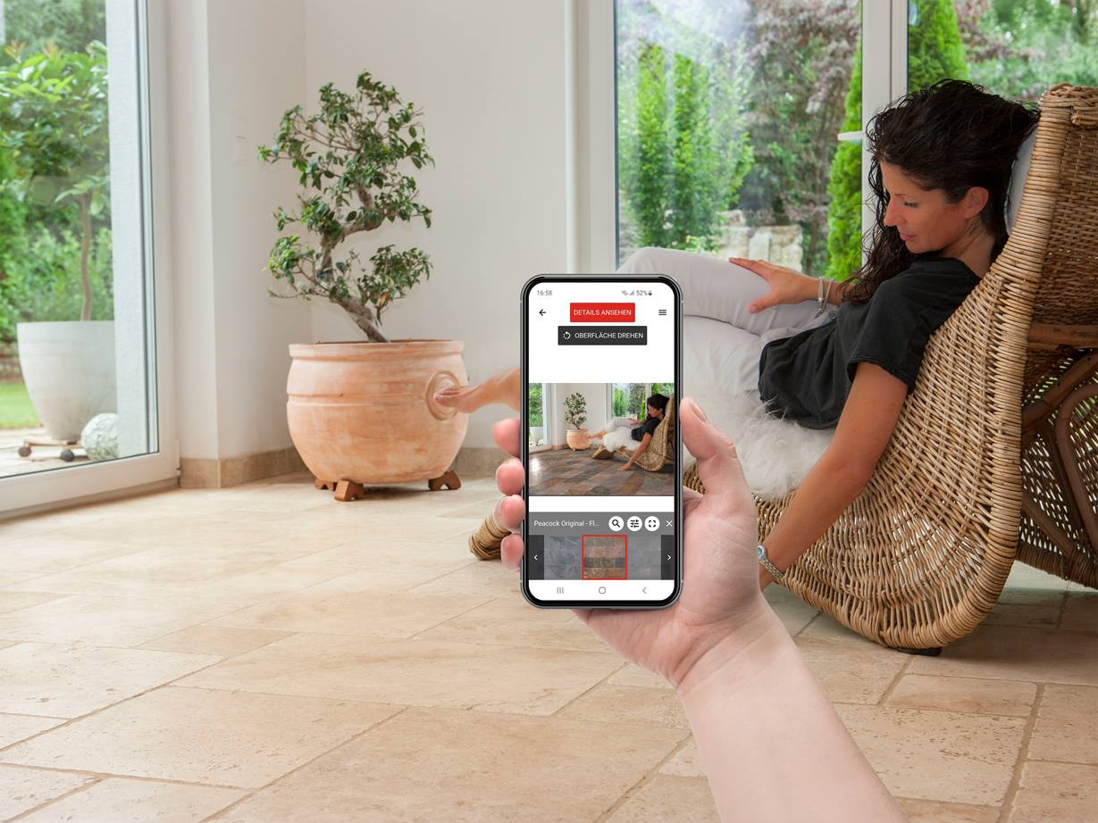 Provate il pavimento dei vostri sogni a casa vostra! Donna con cellulare e mano in travertino