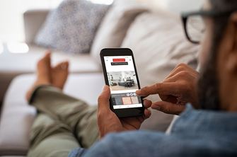 Uomo con telefono cellulare in mano