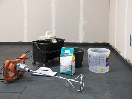 Strumenti e materiali per la posa di piastrelle in pietra naturale