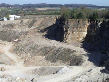 Una vista a volo d'uccello della cava in una giornata di sole