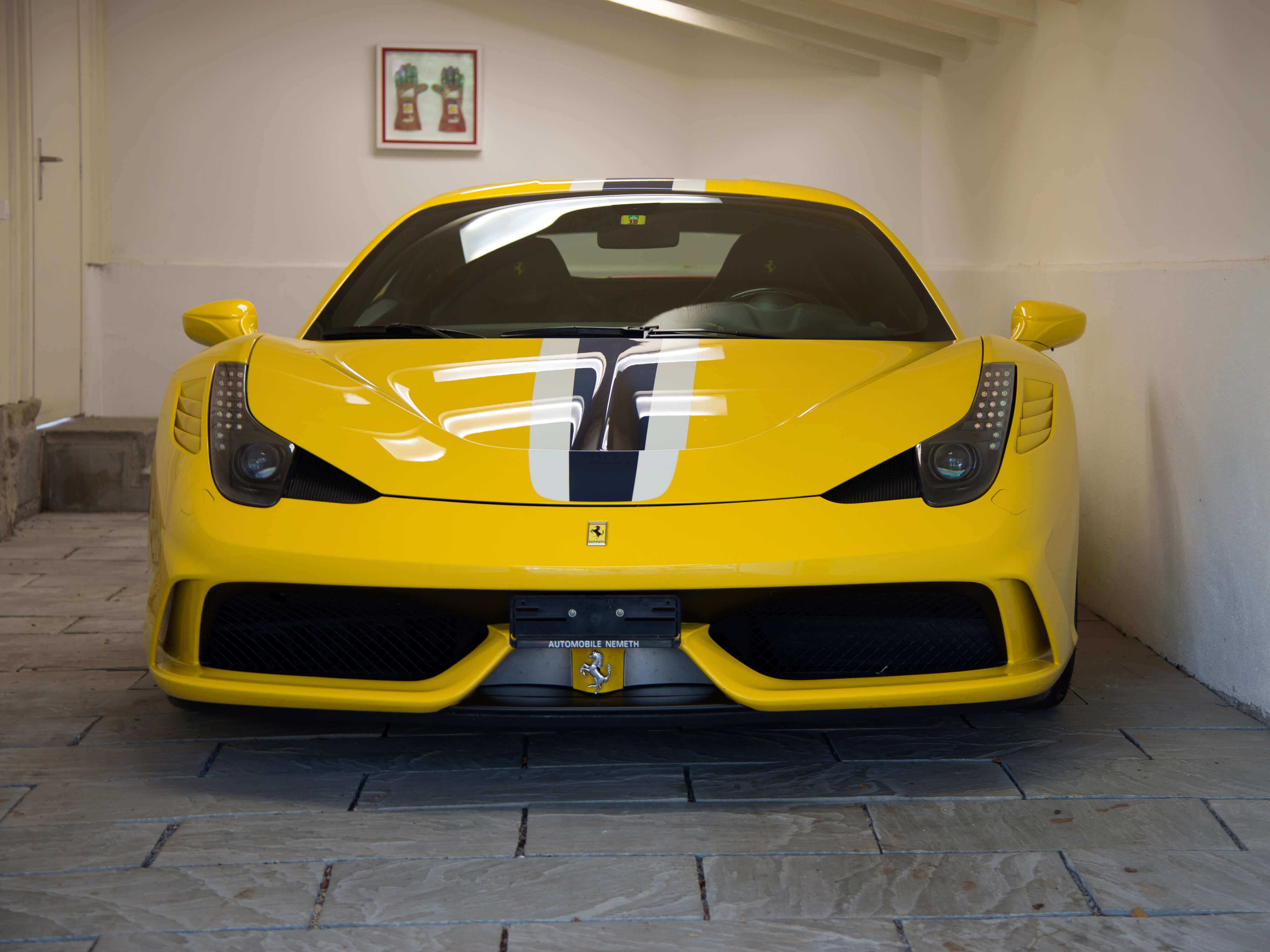 Giallo Ferrari su lastra di arenaria grigia Kandla Grey
