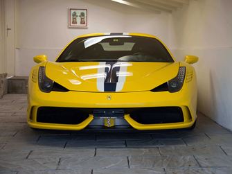 Giallo Ferrari su lastra di arenaria grigia Kandla Grey