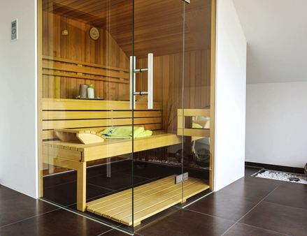 Sauna con piastrelle in pietra naturale