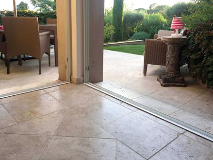 Passaggio dall'interno all'esterno con travertino beige-marrone