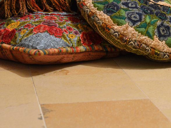 Piano in Solnhofer beige con cuscini di seduta colorati