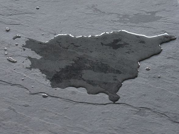 Piastrella di ardesia scura con pozza d'acqua