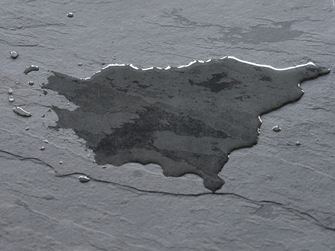 Piastrella di ardesia scura con pozza d'acqua