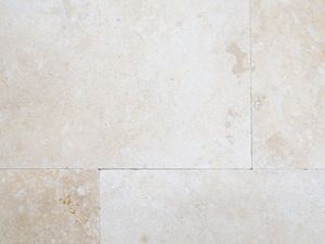 Piastrelle in pietra calcarea Cleopatra Light in beige cremoso