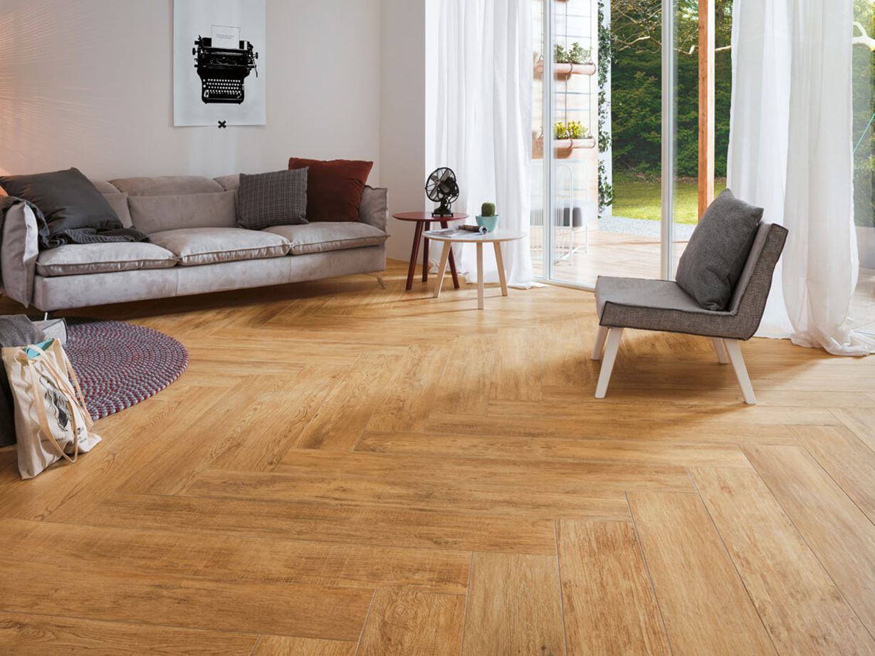 id1250 soggiorno con vista sul giardino pavimento piastrelle effetto legno urban honey