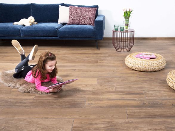 Soggiorno con piastrelle in gres porcellanato Urban Caramel