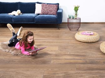 Soggiorno con piastrelle in gres porcellanato Urban Caramel