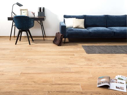 Soggiorno con piastrelle in gres porcellanato Urban Honey