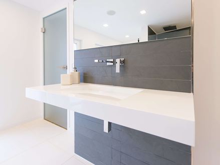 Piastrelle in pietra calcarea Miros e rivestimenti in Grey Slate