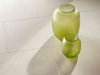 Piastrelle di Miros, spazzolate, montatura laterale con due vasi verdi