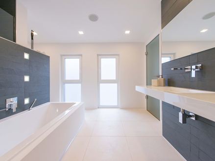 Bagno con piastrelle in pietra calcarea Miros