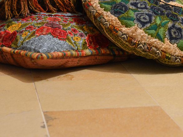 Piano in Solnhofer beige con cuscini di seduta colorati