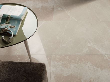 Tavolo rotondo con libro e orologio su piastrella di marmo Burdur Cream