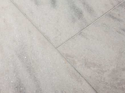 Piastrelle in marmo Calacatta, primo piano della fuga