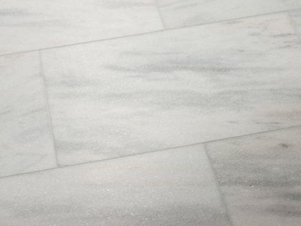 Piastrella in marmo Calacatta con superficie lucida