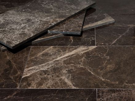 Piastrelle in marmo Emperador Dark con 3 piastrelle decorative