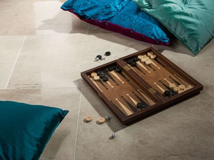 Piastrelle in marmo lucido Royal Cream con backgammon e 3 cuscini
