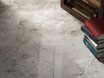 Piastrelle in marmo Silver Shadow con radio e pile di libri