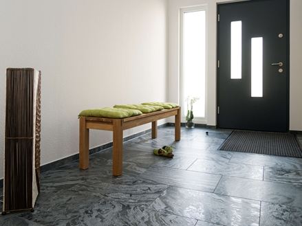 Zona d'ingresso con piastrelle in quarzite Silver Grey