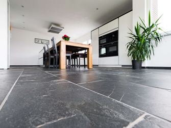 Prospettiva della rana su pavimento in ardesia Black Rustic