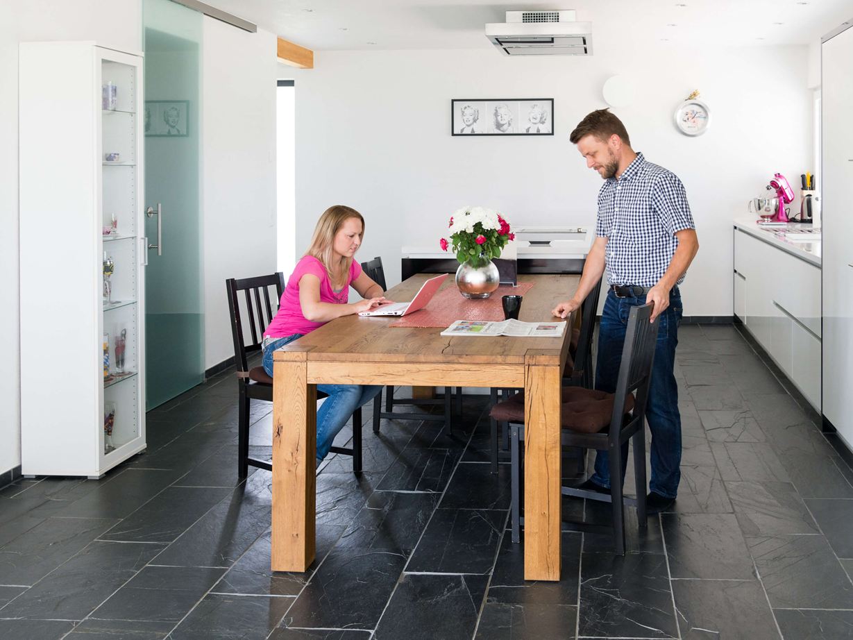Cucina con pavimento in ardesia Black Rustic
