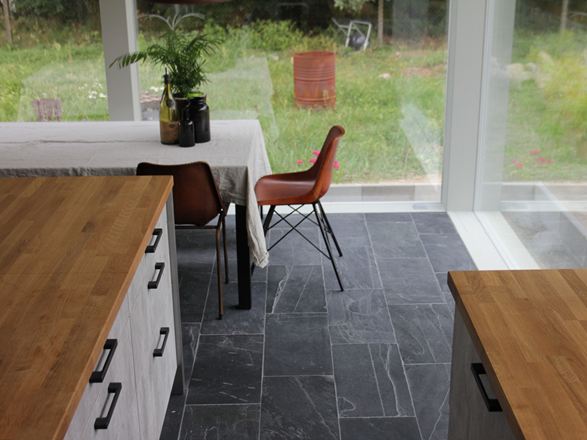 Foto del cliente di Piastrelle in ardesia Black Rustic su un'isola di cottura