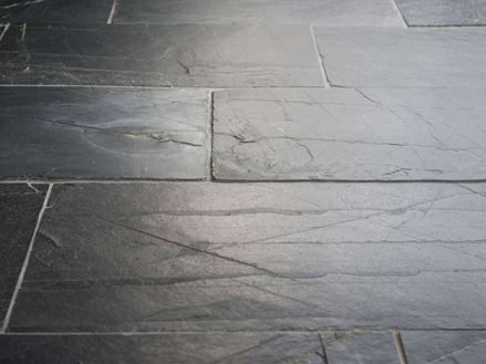 Pavimento in ardesia in controluce